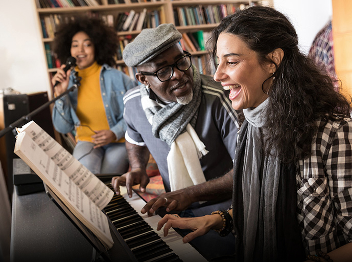 image-group-playing-music